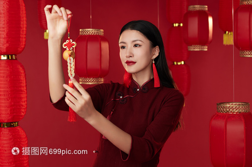 穿旗袍的年轻女子悬挂中国结
